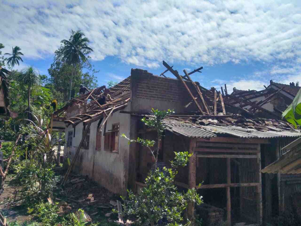 Diguyur Hujan Dua Hari Berturut-turut, Atap Rumah Warga Tirtoyudo Ambruk