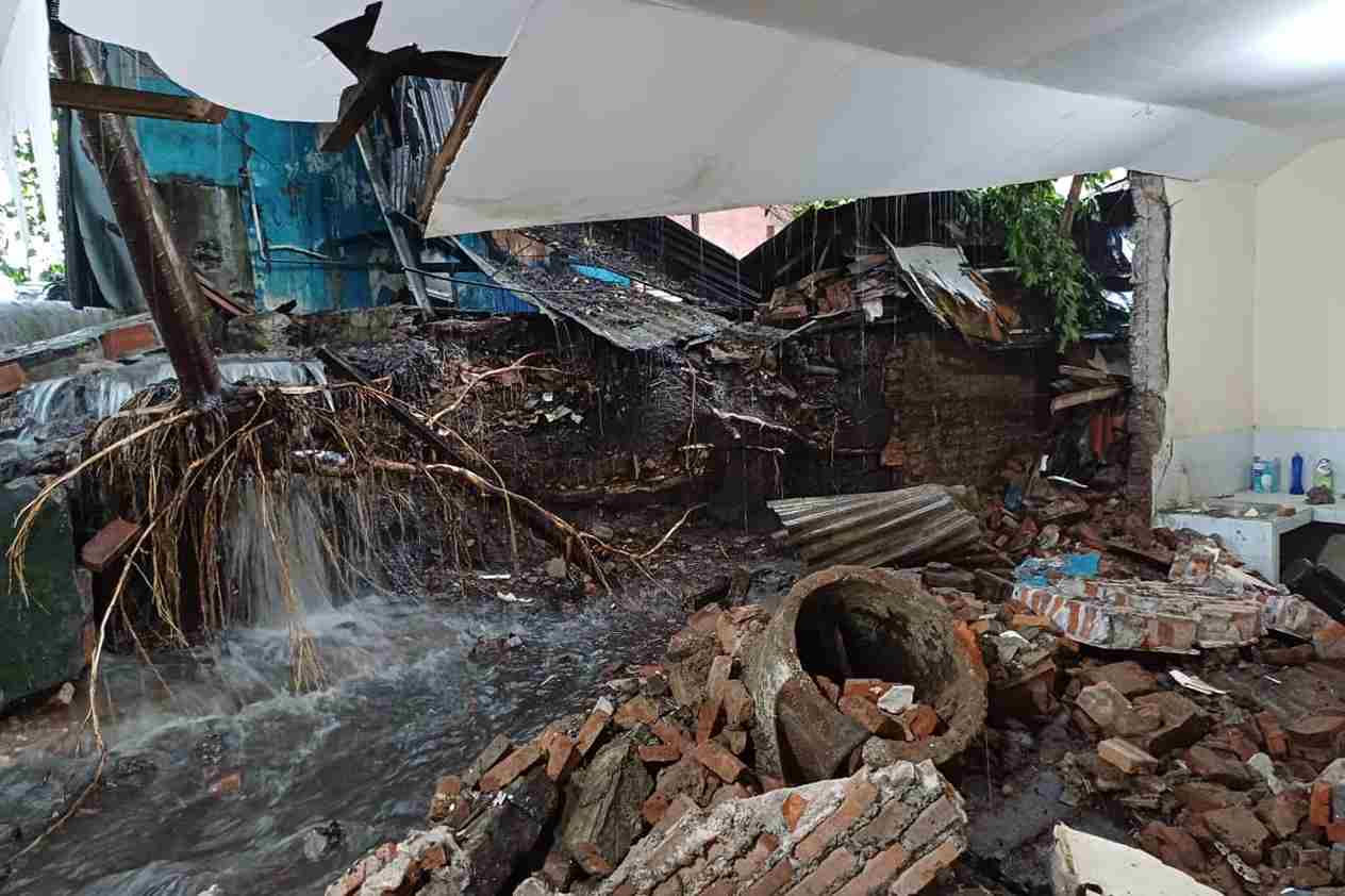 Tembok Pagar Plaza Batu Roboh, Hantam Tembok Grahawangsa Kelurahan Sisir