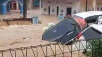 Kondisi banjir bandang di Sukabumi yang hanyutkan beberapa mobil. (ist) - Hujan Deras Guyur Sukabumi, Sebabkan Banjir, Longsor dan Pergerakan Tanah