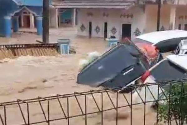 Kondisi banjir bandang di Sukabumi yang hanyutkan beberapa mobil. (ist) - Hujan Deras Guyur Sukabumi, Sebabkan Banjir, Longsor dan Pergerakan Tanah