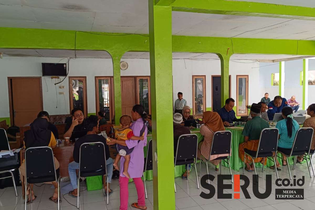 Kondisi pemeriksaan warga di Balai Desa Sumberbulus, Ledokombo, Jember. (Seru.co.id/amb) - Diduga Jadi Korban Kredit Fiktif, Ratusan Warga di Jember Diperiksa Kejati Jawa Timur