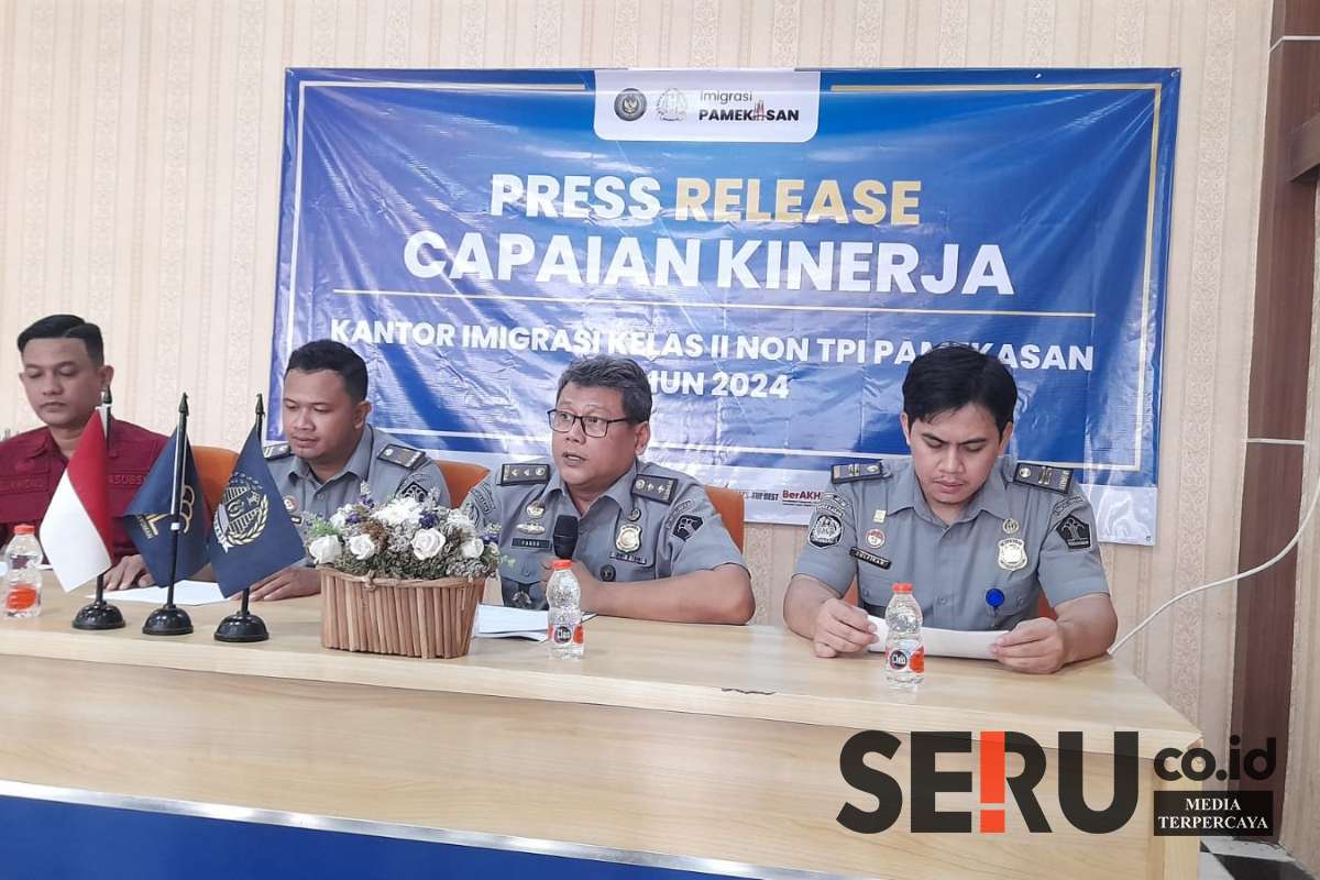 Konferensi Pers pencapaian kinerja Imigrasi Pamekasan. (Seru.co.id/udi) - Kantor Imigrasi Pamekasan Sumbang PNBP Rp25 Miliar pada 2024