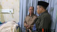 Korban pembacokan setelah dilarikan ke RSUD Smart Pamekasan. (Seru.co.id/udi) - Warga Pamekasan Dibacok di Rumahnya, Pelaku Berhasil Diamankan