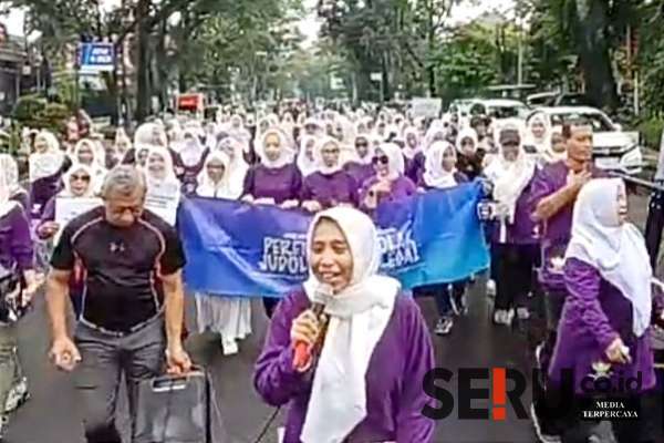 Orasi tolak judol dan pinjol ilegal di CFD. (rhd) - Ratusan Perempuan Bangsa Aksi Bersama Tolak Judol dan Pinjol Ilegal di CFD