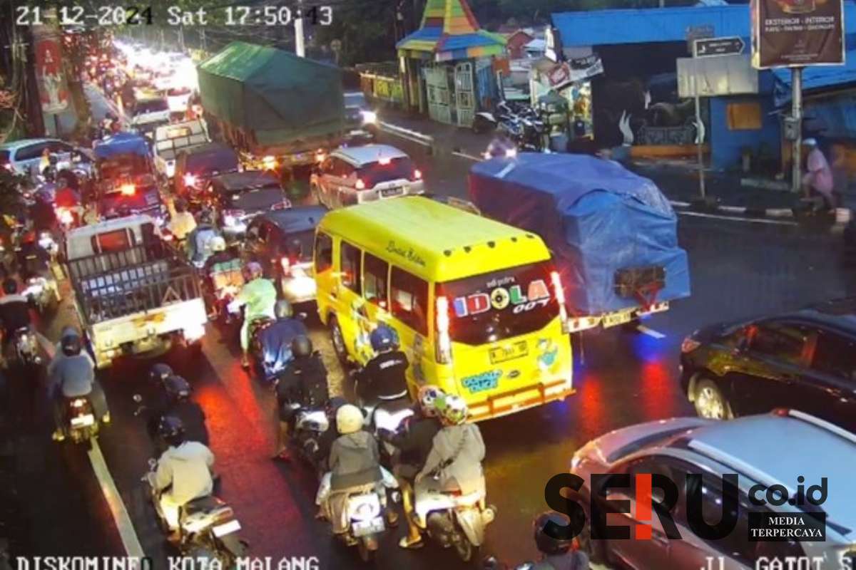 Pantauan CCTV kemacetan di Jalan Gatot Subroto menuju jembatan Brantas. (rhd) - Catat Titik Rawan Macet Kota Malang saat Libur Akhir Tahun