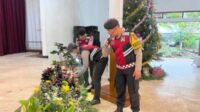 Pemeriksaan Area Gereja sebelum Umat Kristiani melaksanakan Ibadah Malam Kudus. (ist) - Pastikan Ibadah Natal Aman, Polres Batu Sterilisasi Gereja Jelang Ibadah Malam Kudus
