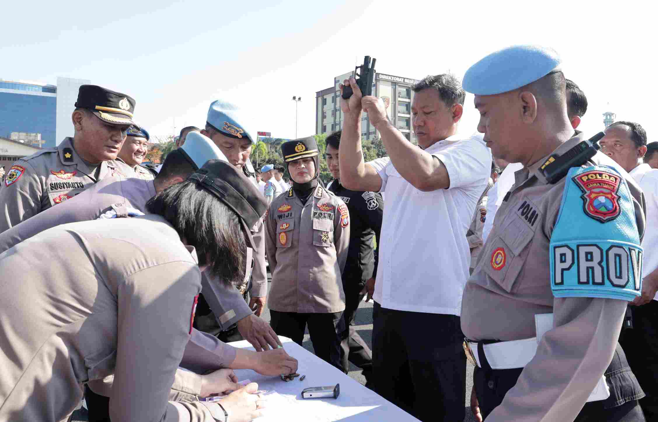 Cegah Penyalahgunaan, Bid Propam Polda Jatim Periksa Senpi Anggota