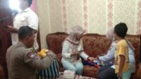 Pemeriksaan awal kondisi bayi mungil yang ditemukan warga sebelum dipindahkan ke Puskesmas Ngantang. (ist) - Polsek Ngantang Responsif Tangani Penemuan Bayi Mungil di Ngantang Kabupaten Malang