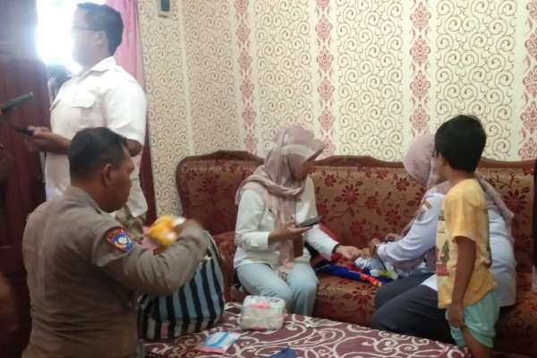 Pemeriksaan awal kondisi bayi mungil yang ditemukan warga sebelum dipindahkan ke Puskesmas Ngantang. (ist) - Polsek Ngantang Responsif Tangani Penemuan Bayi Mungil di Ngantang Kabupaten Malang