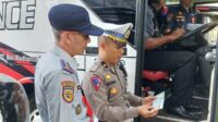 Pemeriksaan kelengkapan Pengemudi Bus di Obyek Wisata. (ist) - Libur Nataru, Polres Batu Ramp Check dan Tes Urine Sopir Bus Pariwisata