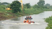 Pemkot Surabaya dan tim gabungan perluas area pencarian dengan gunakan drone dan perahu karet. (ist) - Hari Ketiga, Pencarian Balita Wiyung Diperluas Lima Kilometer Gunakan Drone dan Perahu Karet