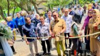 Pemotongan pita peresmian oleh Pj. Wali Kota Malang, Iwan Kurniawan. (ws12) - Pj Wali Kota Malang Resmikan Tempat Uji Kompetensi Air Minum Pertama di Jawa Timur