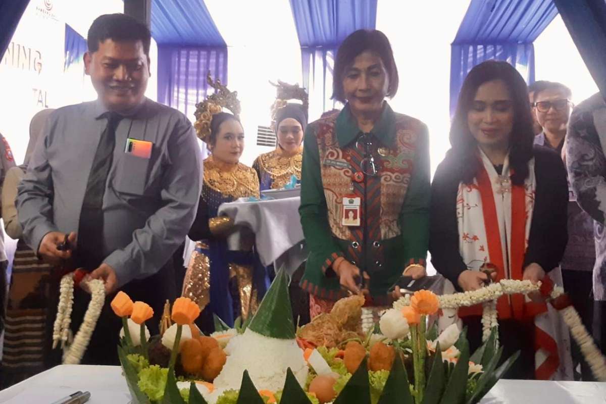 Pemotongan pita sekaligus tumpeng simbolis peresmian Bambang Shita Hospital. (ist) - Bambang Shita Hospital Resmi Dibuka, Hadirkan Fasilitas Unggul untuk Masyarakat Malang Raya