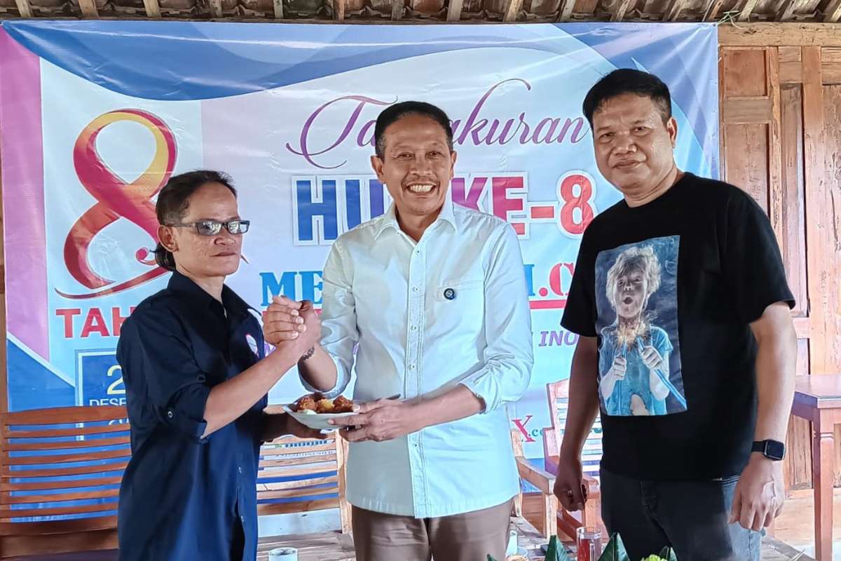 Pemotongan tumpeng HUT ke-8 memontum.com oleh Wali Kota Malang Terpilih, Wahyu Hidayat, kepada penanggung jawab memontum.com, Sigit Rokhmad Efendi. (ist) - HUT ke-8 memontum.com, Wahyu Hidayat: Media Terus Mengawal Malang