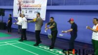 Pemukulan shuttlecock simbolis pembukaan Ekshibisi Bulutangkis Kapolresta Malang Kota Cup 2024. (rhd) - JMSI Malang Raya Gelar Ekshibisi Bulutangkis Kapolresta Malang Kota Cup 2024