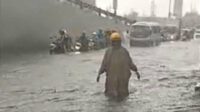 Pengemudi mendorong kendaraannya lantaran banjir di Waru. (ist) - Surabaya Raya Hujan Deras, Kawasan Waru Banjir Dampak Kali Buntung Meluap