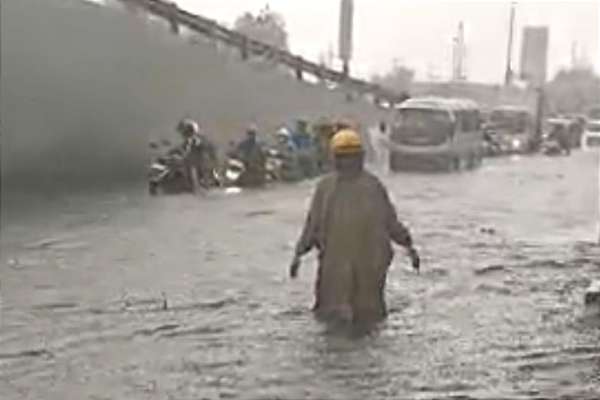 Pengemudi mendorong kendaraannya lantaran banjir di Waru. (ist) - Surabaya Raya Hujan Deras, Kawasan Waru Banjir Dampak Kali Buntung Meluap