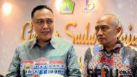 Penjabat (Pj.) Wali Kota Malang, Iwan Kurniawan, didampingi Sekda Kota Malang, menjawab pertanyaan awak media. (ws12) - Pj. Wali Kota Malang Sampaikan Tiga Poin Penting Optimalisasi Pajak Daerah