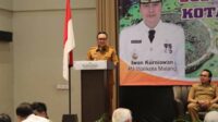 Penjabat Wali Kota Malang, Iwan Kurniawan, sedang menyampaikan sambutan dalam acara sosialisasi UMK. (pro) - Pj Wali Kota Sosialisasi UMK Kota Malang 2025 Rp3,5 Juta