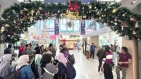 Penumpang KA memanfaatkan berbagai dekorasi Nataru di KAI Daop 8 Surabaya sebagai spot berfoto bersama keluarga dan kerabat. (sby2) - KAI Daop 8 Surabaya Hadirkan Ornamen Nataru di Tiga Stasiun KA