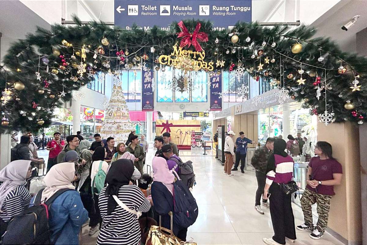 Penumpang KA memanfaatkan berbagai dekorasi Nataru di KAI Daop 8 Surabaya sebagai spot berfoto bersama keluarga dan kerabat. (sby2) - KAI Daop 8 Surabaya Hadirkan Ornamen Nataru di Tiga Stasiun KA