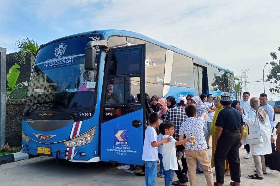 Penumpang yang akan melakukan perjalanan mudik menggunakan DAMRI. (ist)