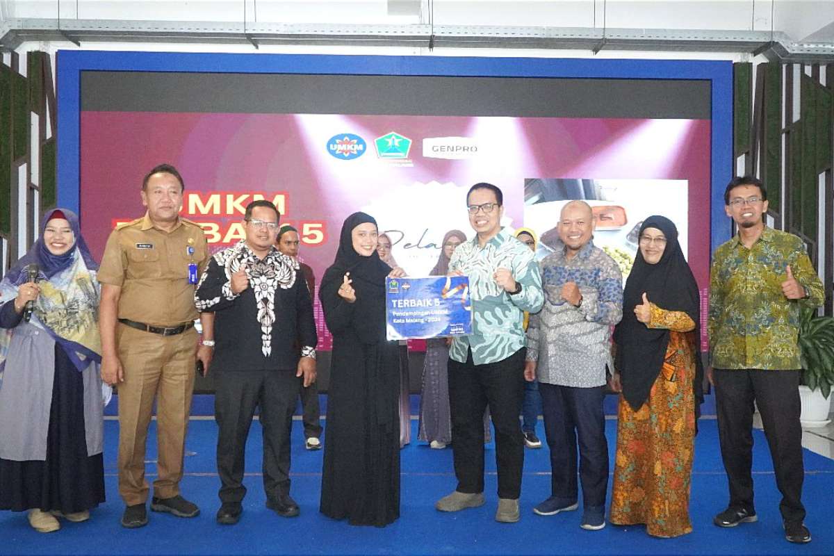 Penyerahan hadiah kepada UMKM terbaik. (ist) - PKS Apresiasi Program Pendampingan UMKM 2024