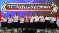 Penyerahan penghargaan Satu Data Kota Batu Award kepada OPD berprestasi. (ist) - Pemkot Batu Gelar Sosialisasi Evaluasi Penyelenggaraan Satu Data Indonesia