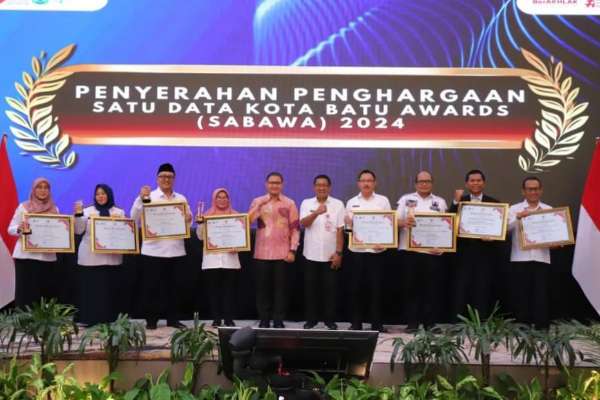 Penyerahan penghargaan Satu Data Kota Batu Award kepada OPD berprestasi. (ist) - Pemkot Batu Gelar Sosialisasi Evaluasi Penyelenggaraan Satu Data Indonesia