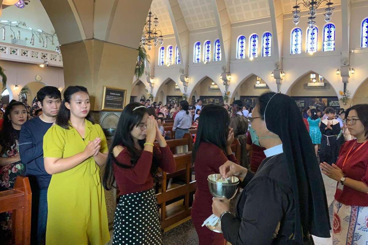 Perayaan Natal di Gereja Katedral Santa Perawan Maria dari Gunung Karmel. (ws12) - Keceriaan Drama Anak-anak Warnai Misa Natal di Gereja Katedral Malang