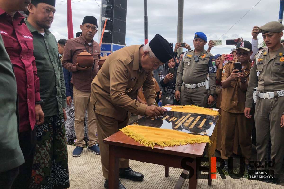 Peresmian jalan rabat beton pertanian Desa Gondanglegi Kulon, Kecamatan Gondanglegi, Kabupaten Malang oleh Bupati Malang, HM Sanusi. (Seru.co.id/wul) - Bupati Sanusi Dorong Pengusaha Swasta Sukseskan Pembangunan Daerah