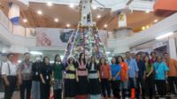 Perpustakaan Petra Christian University menghadirkan Windmolen Kerstboom setinggi 7 meter dan diameter 3 meter. (sby2) - Perpustakaan Petra Christian University Hadirkan Windmolen Kerstboom Setinggi Tujuh Meter