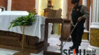 Petugas keamanan saat melakukan pemeriksaan pada gereja. (Seru.co.id/wul) - Polres Malang Siapkan 618 Personel Amankan 313 Gereja di Perayaan Natal