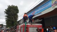 Petugas saat melakukan proses evakuasi korban tersengat listik di Jember. (Seru.co.id/rio) - Perbaiki Atap Bocor Pria di Jember Malah Tersengat Listrik