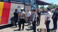 Pihak keamanan saat melakukan pengecekan pada Bus di terminal Ronggosukowati Pamekasan. (Seru.co.id/udi) - Jelang Libur Nataru 2024, Terminal Ronggosukowati Pamekasan Alami Lonjakan Penumpang