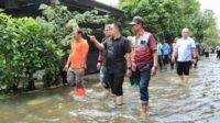 Pj Gubernur Jatim, Adhy Karyono, saat meninjau lokasi banjir di Sidoarjo. (ist) - Pj Gubernur Jatim Datangkan Truk Pompa, Normalisasi Sungai Wilayah Pepelegi dan Sawotratap