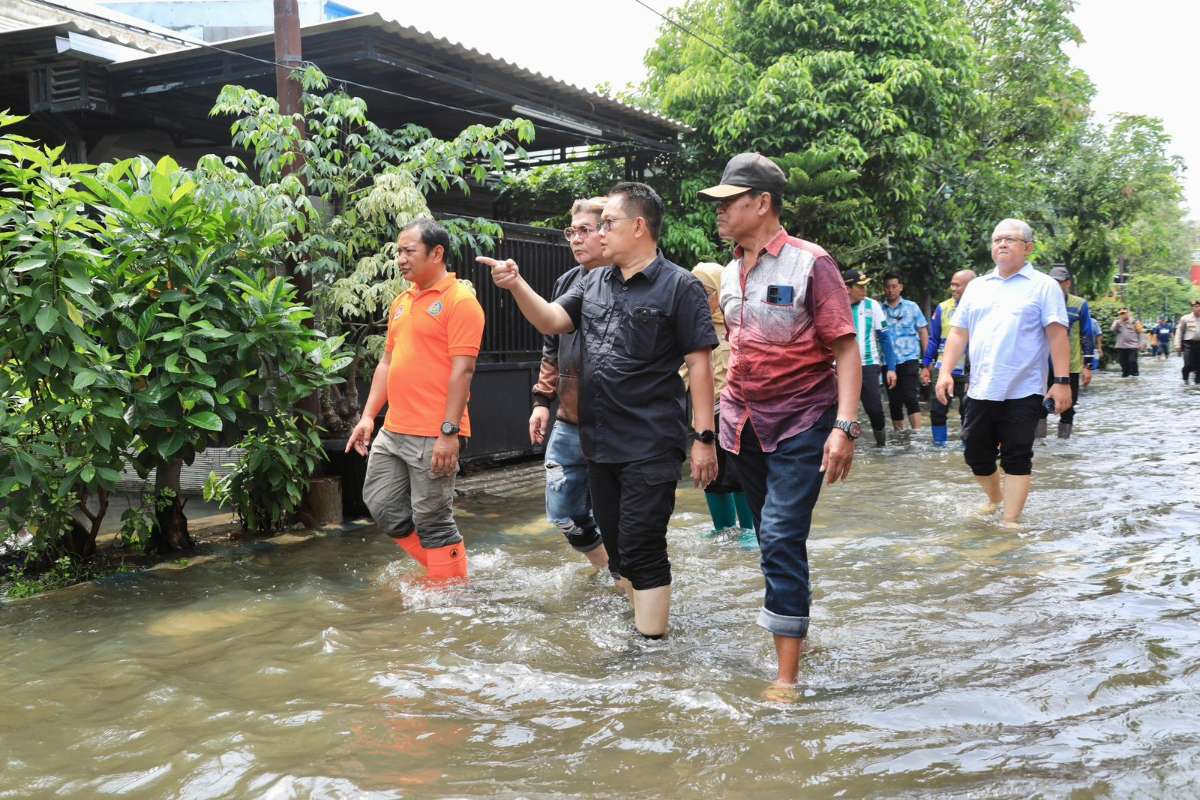 Pj Gubernur Jatim, Adhy Karyono, saat meninjau lokasi banjir di Sidoarjo. (ist) - Pj Gubernur Jatim Datangkan Truk Pompa, Normalisasi Sungai Wilayah Pepelegi dan Sawotratap
