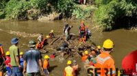 Pj Wali Kota Malang bersama jajaran Forkopimda melakukan kerja bakti di sungai Amprong. (ws12) - Pj Wali Kota Malang Bersama Jajaran Forkopimda Kerja Bakti Bersihkan Sungai Amprong