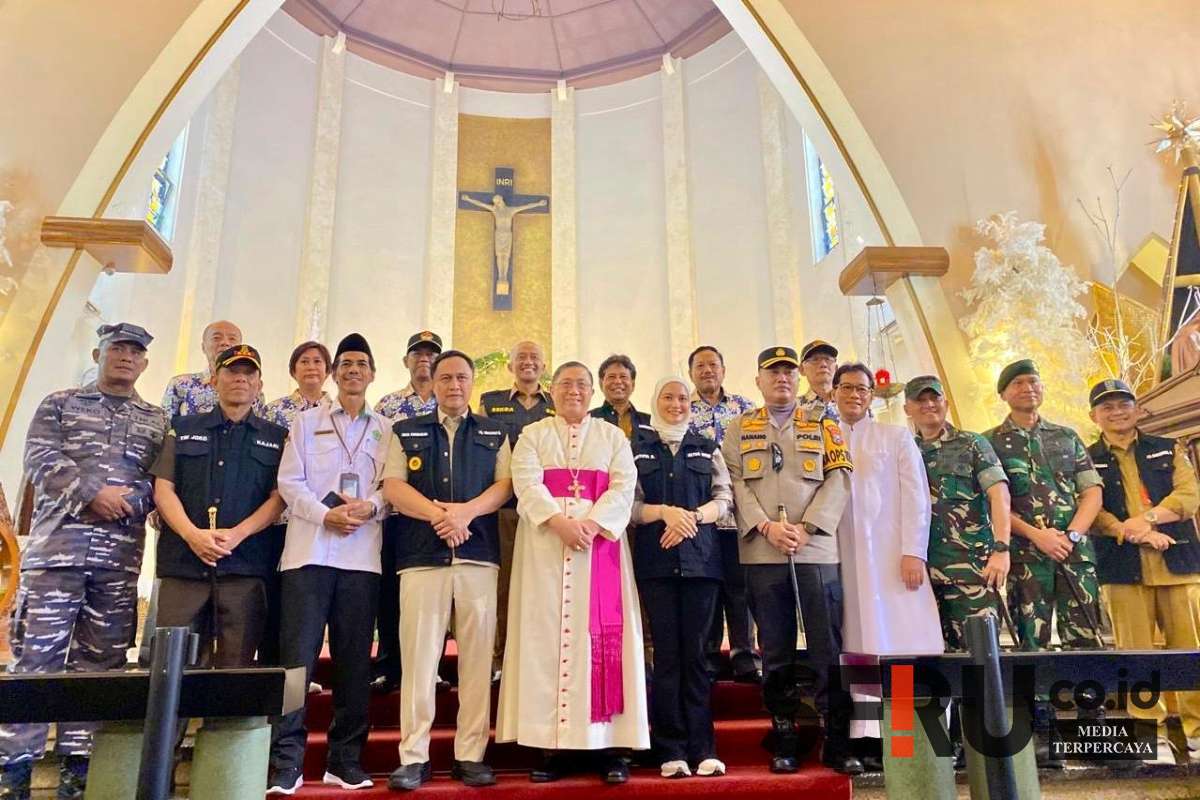 Pj Wali Kota Malang dan Forkopimda foto bersama Romo Gereja Ijen. (ws12) - Monitoring Gereja, Pemkot Malang Pastikan Perayaan Natal 2024 Aman dan Lancar