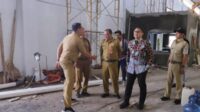 Pj. Aries didampingi sejumlah pejabat di OPD terkait meninjau pembangunan Gedung Aset Daerah. (ist) - Gudang Aset Pemkot Batu Ditarget Rampung Sebelum Tahun Baru