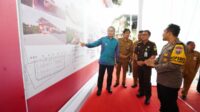 Pj. Wali Kota Batu dan Forkompinda meninjau gambar proyek disela-sela acara peresmian. (ist) - Proyek Strategis Daerah Tahap I Kota Batu Senilai Rp6 M Tahun 2024 Akhirnya Diresmikan