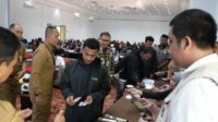Pj. Wali Kota Batu meninjau penyerahan BLT DBHCT. (ist) - Pemerintah Kota Batu Kembali Salurkan BLT DBHCHT Tahap II