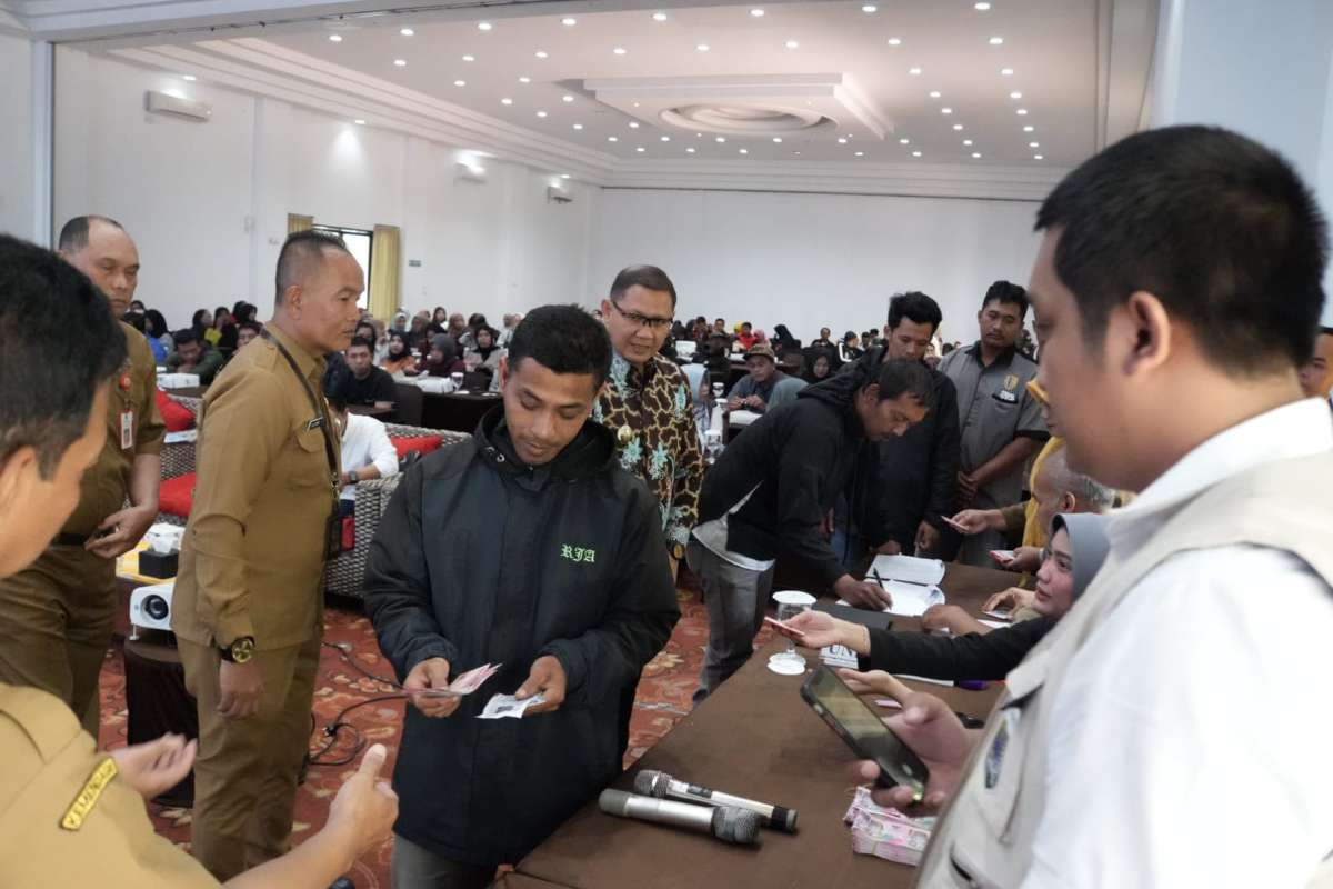 Pj. Wali Kota Batu meninjau penyerahan BLT DBHCT. (ist) - Pemerintah Kota Batu Kembali Salurkan BLT DBHCHT Tahap II