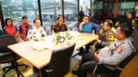 Pj. Wali Kota Batu menyimak paparan Kapolres Batu di Pos Polisi Batu Town Square. (ist) - Pj Wali Kota Batu Resmikan Pos PAM Nataru Batu Town Square