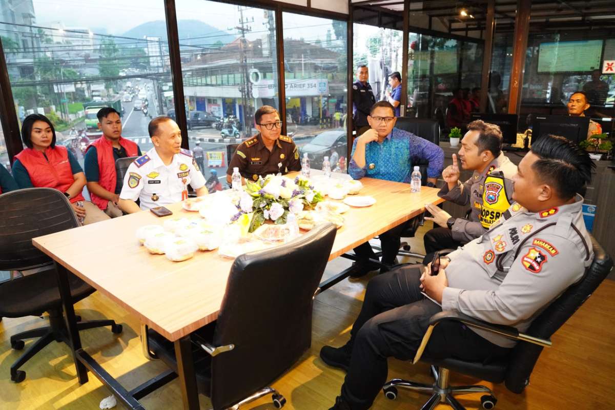 Pj. Wali Kota Batu menyimak paparan Kapolres Batu di Pos Polisi Batu Town Square. (ist) - Pj Wali Kota Batu Resmikan Pos PAM Nataru Batu Town Square