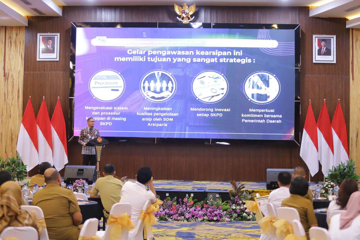 Pj. Wali Kota Batu paparkan materi tentang pengawasan kearsipan kepada Arsiparis SKPD se-Kota Batu. (ist) - Pemkot Batu Gelar Pengawasan Kearsipan Internal untuk Tingkatkan Kualitas Pelayanan Publik