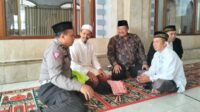 Polisi RW berdialog dengan Petinggi desa dan tokoh agama di tempat ibadah. (ist) - Polres Batu Hadirkan Polisi RW untuk Jaga Situasi Kondusif Jelang Nataru 2024