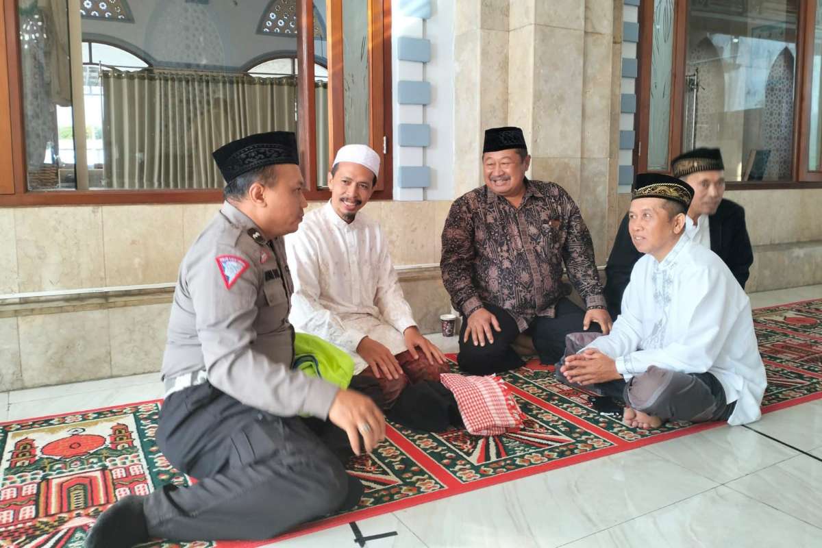 Polisi RW berdialog dengan Petinggi desa dan tokoh agama di tempat ibadah. (ist) - Polres Batu Hadirkan Polisi RW untuk Jaga Situasi Kondusif Jelang Nataru 2024