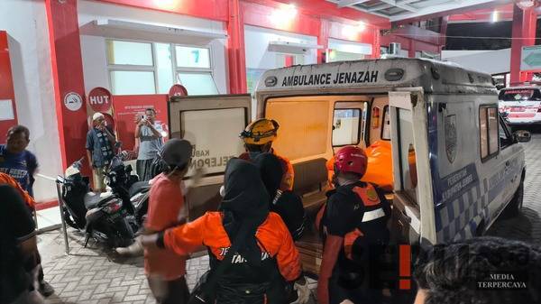 Penemuan Jasad Pria Tak Dikenal Tersangkut di Pintu Air Aliran Irigasi Dam Hebohkan Warga Jember