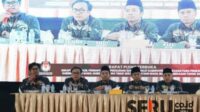 Proses Penghitungan Rekapitulasi Tingkat Kabupaten untuk Pemilihan Calon Bupati Pamekasan. (Seru.co.id/udi) - Rapat Pleno Hasil Rekapitulasi Tingkat Kabupaten, KPU Pamekasan Umumkan Kharisma Mendapatkan Suara Terbanyak